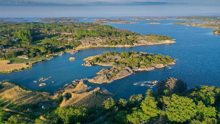 Mit Bäumen bewachsene Inseln vor Åland