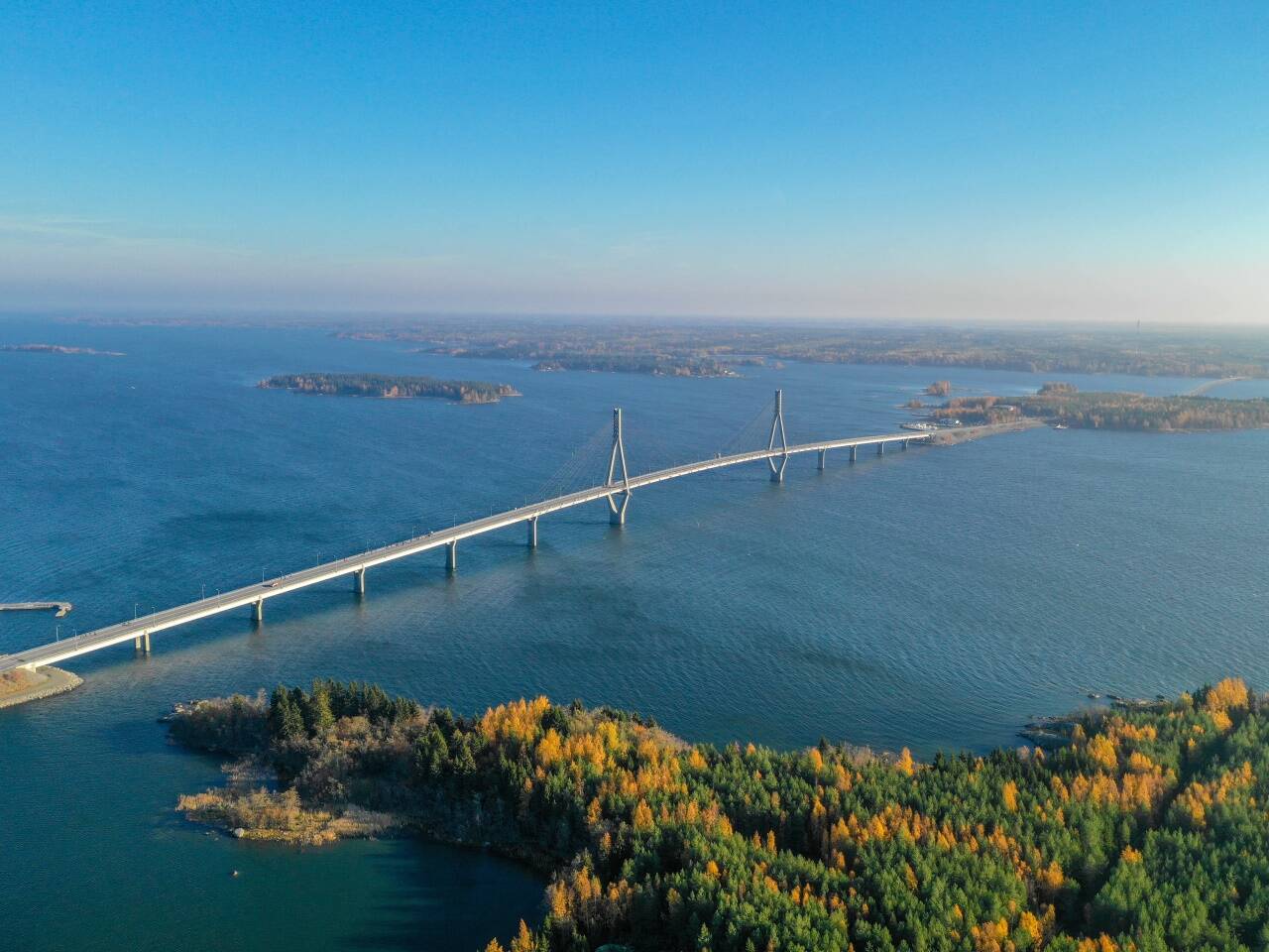 Große Brücke über das Meer mit bewaldeten Inseln
