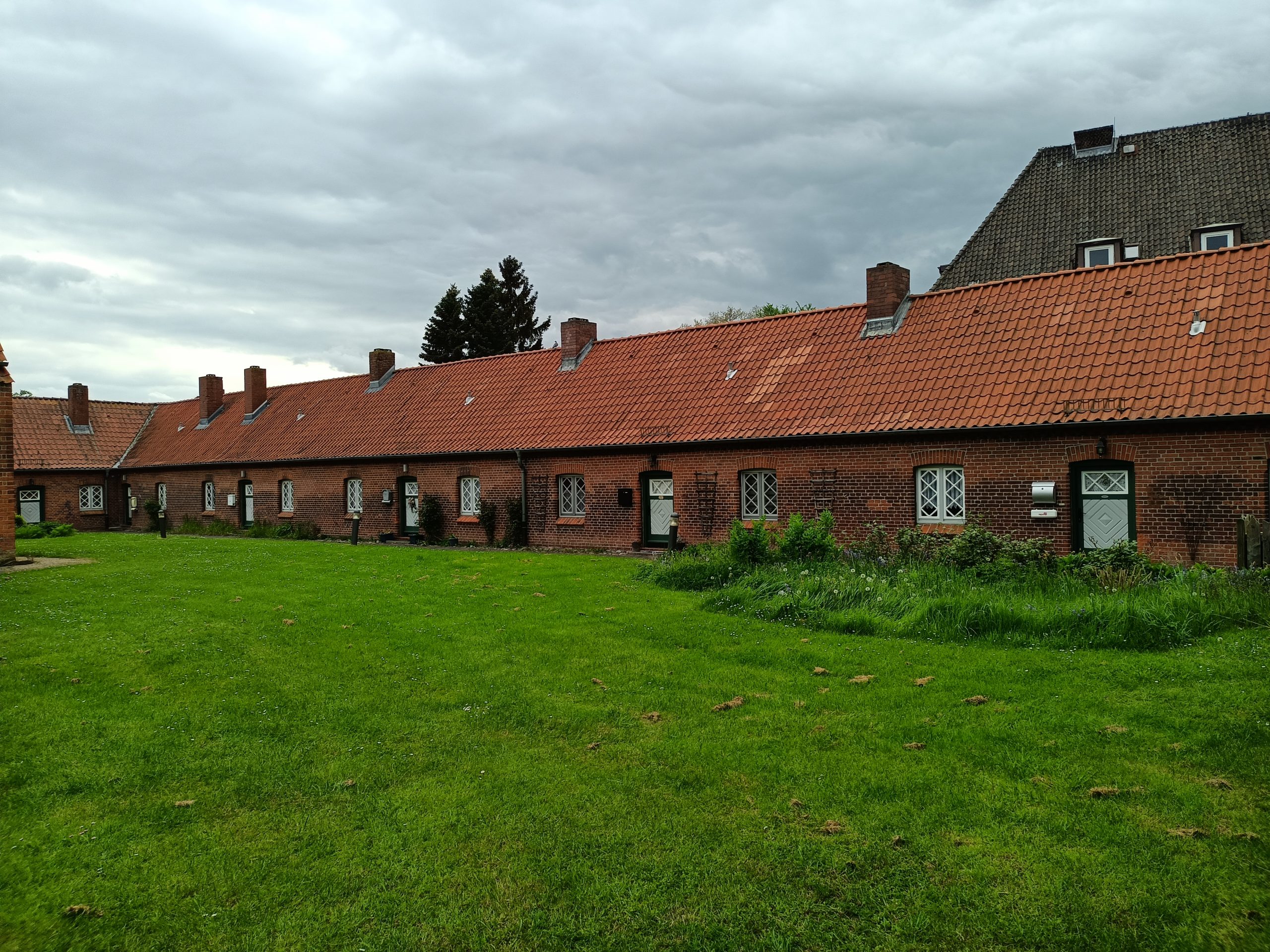 Alte Wohnhäuser einer Kirchengemeinde