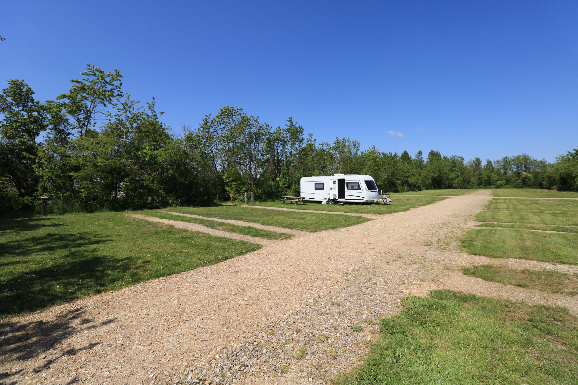 Hygge Lake Stellplätze mit einsamen Wohnwagen
