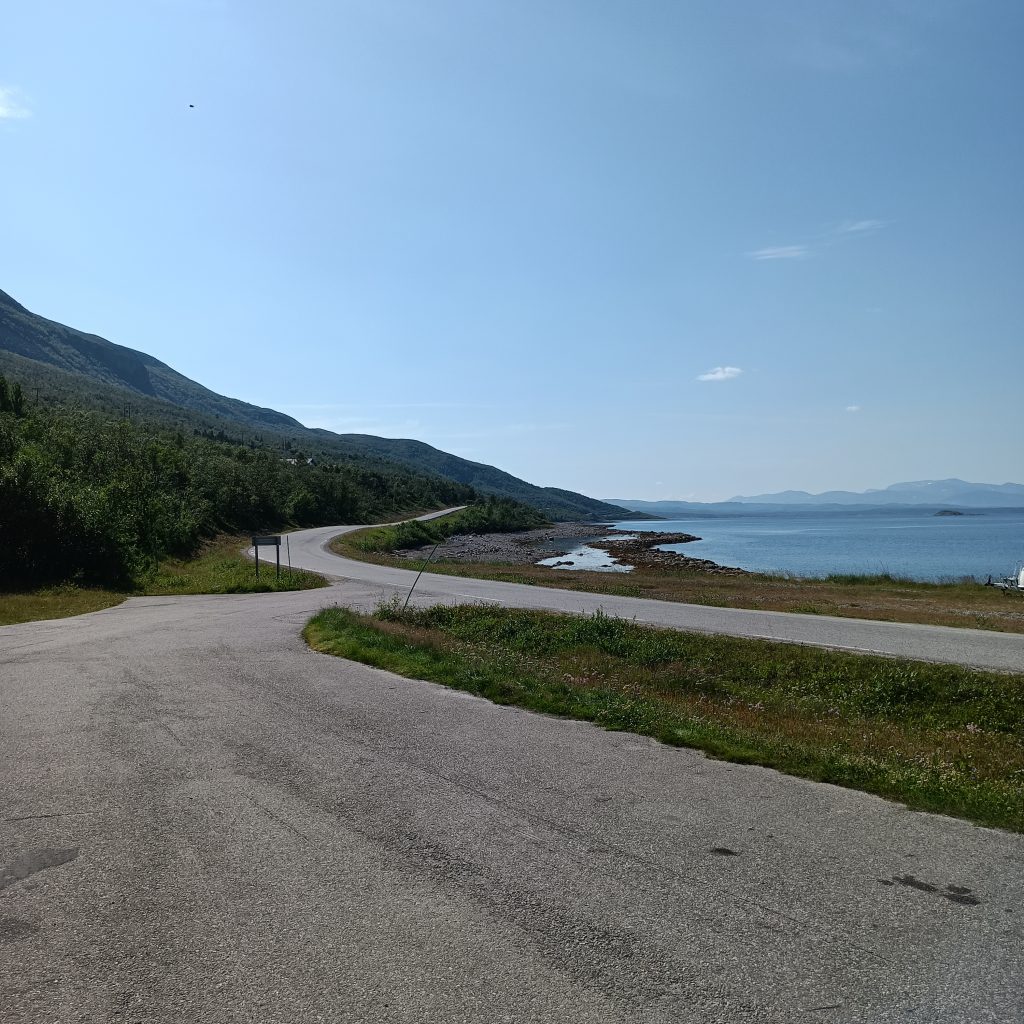 Straßen mit Grünflächen und Meer