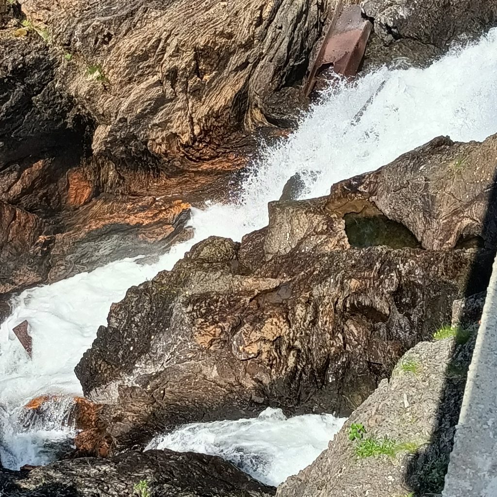 Wasserfall mit Felsen