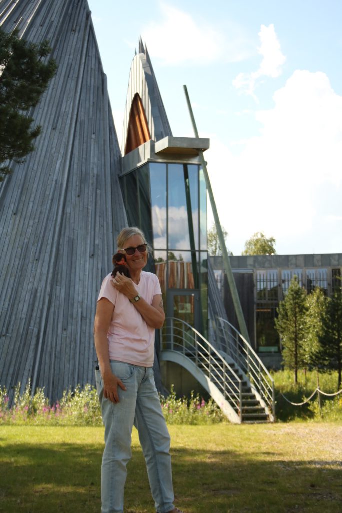 Elke mit Minou vor dem Sami-Parlament