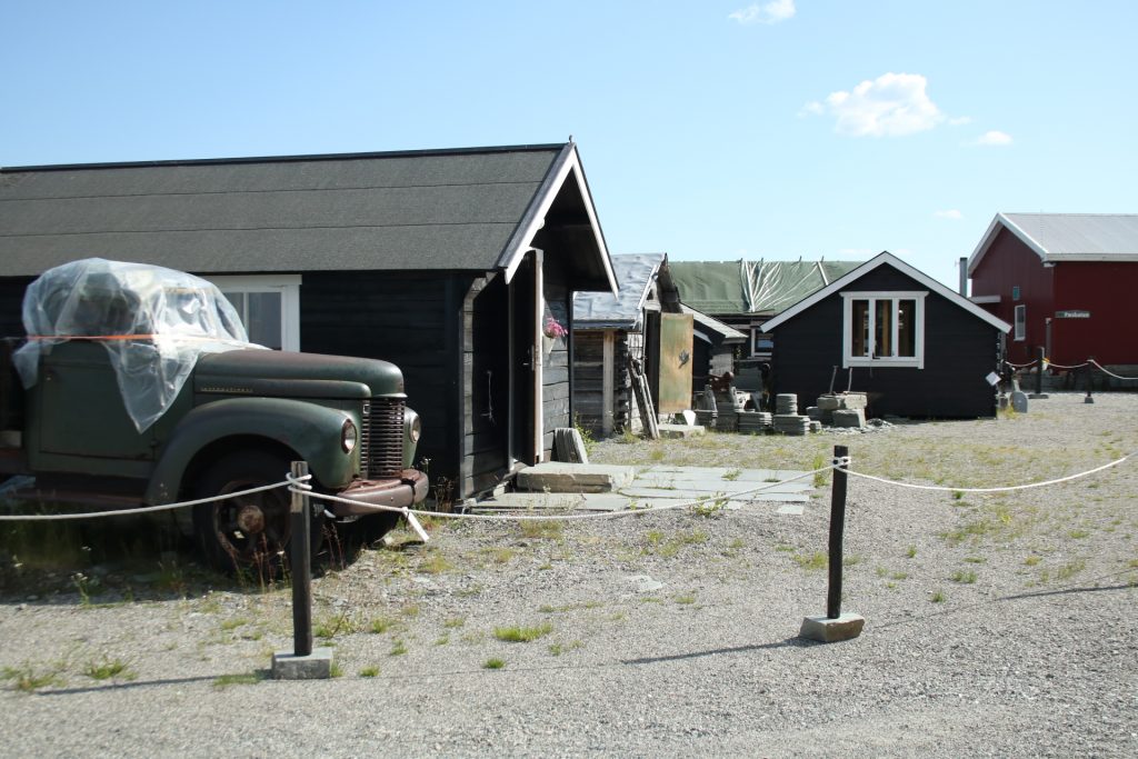 Auto und Hütten des Schiefermuseums