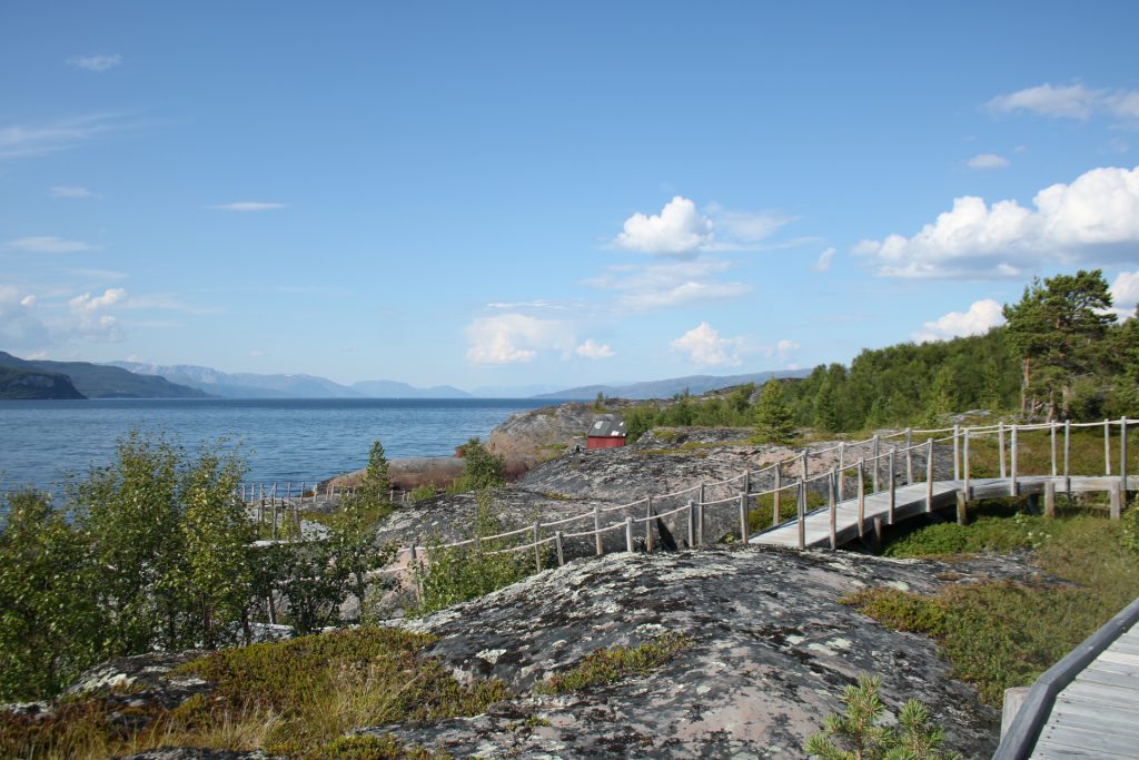 Blick auf den Atlantik mit Brücke und Felsen im Vordergrund