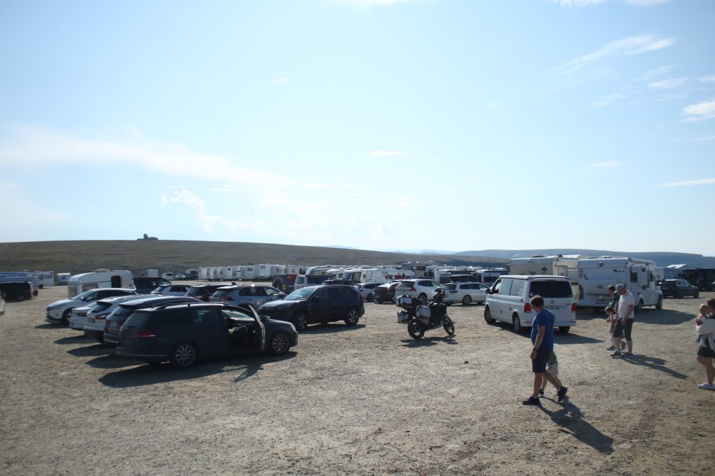 Autos, Wohnmobile und Menschen