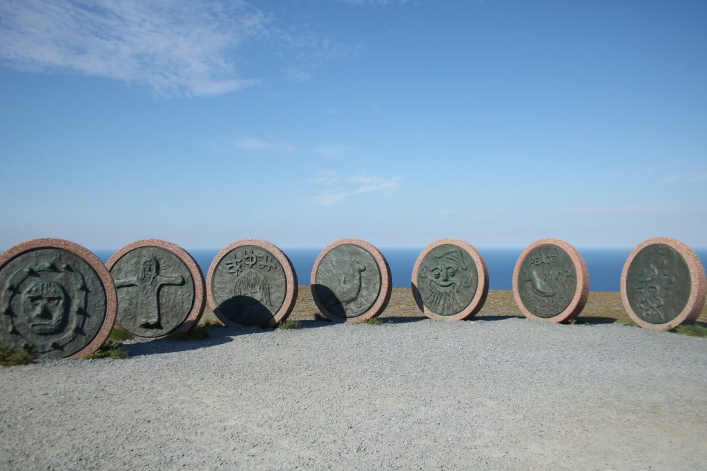 Fünf Runde Skulpturenauf einem Schotterplatz