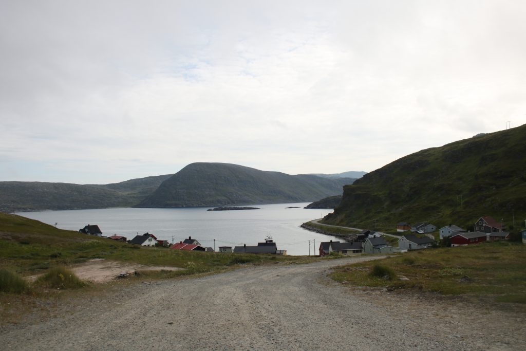 Schotterstraße. Dahinter Merr und Berg