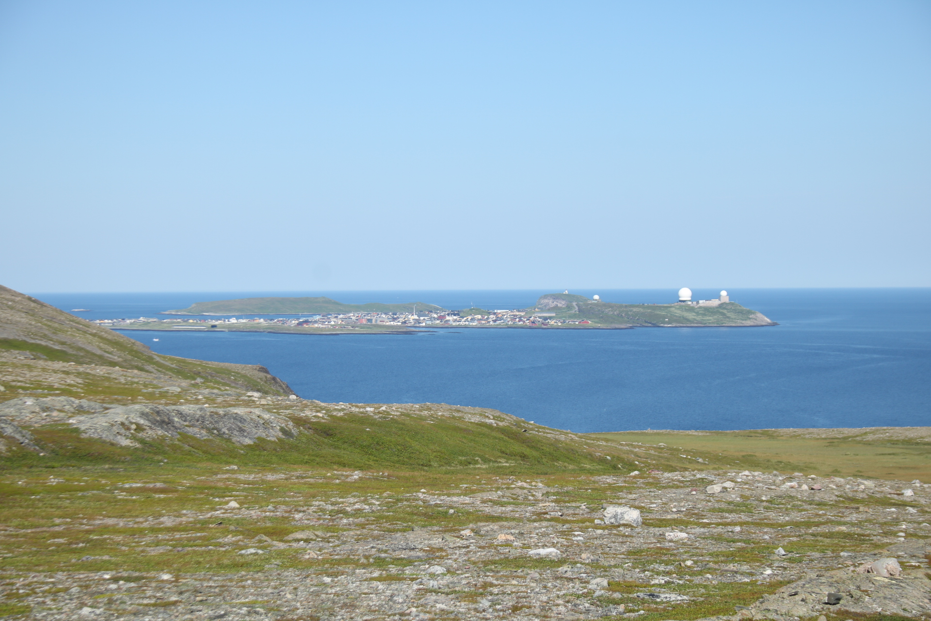 Schroffe Landschaft und Blick auf eine Stadt