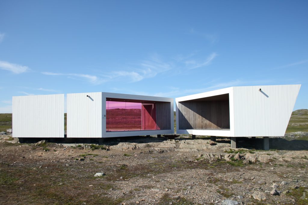 Betonwürfel mit pinken Scheiben.