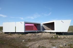 Betonwürfel mit pinken Scheiben.