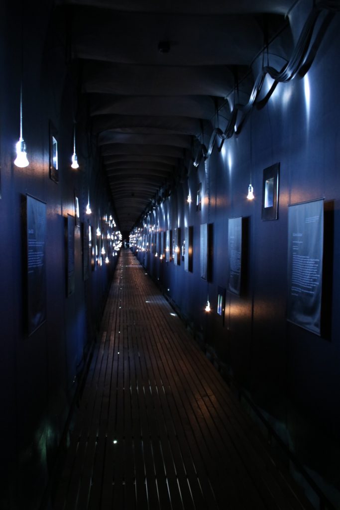 dunkler Raum mit Gedenktafeln