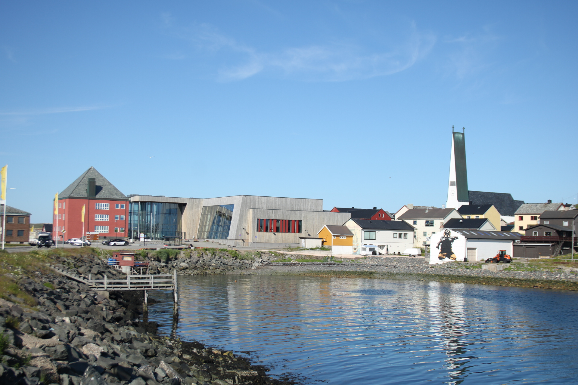 Modernes Gebäude und Kirche auf der rechten Seite