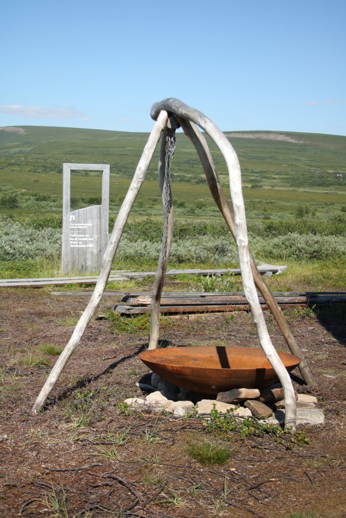 Feuerstelle mit Hinweistafel