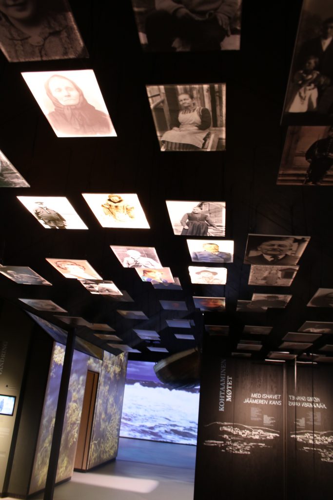 Bilder die von einer Decke hängen