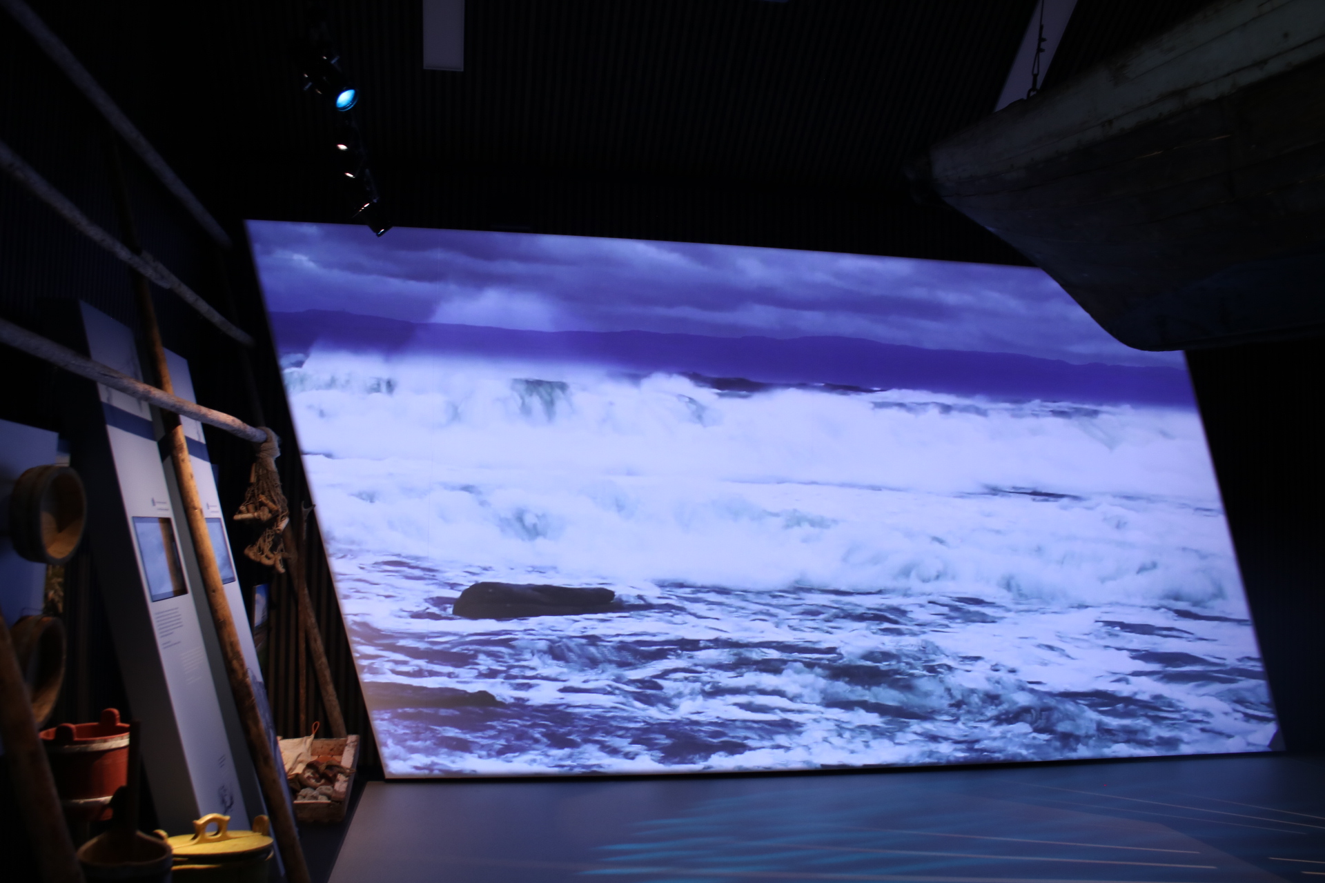 Videoleinwand mit Brandung im Ruija Kvenenmuseum