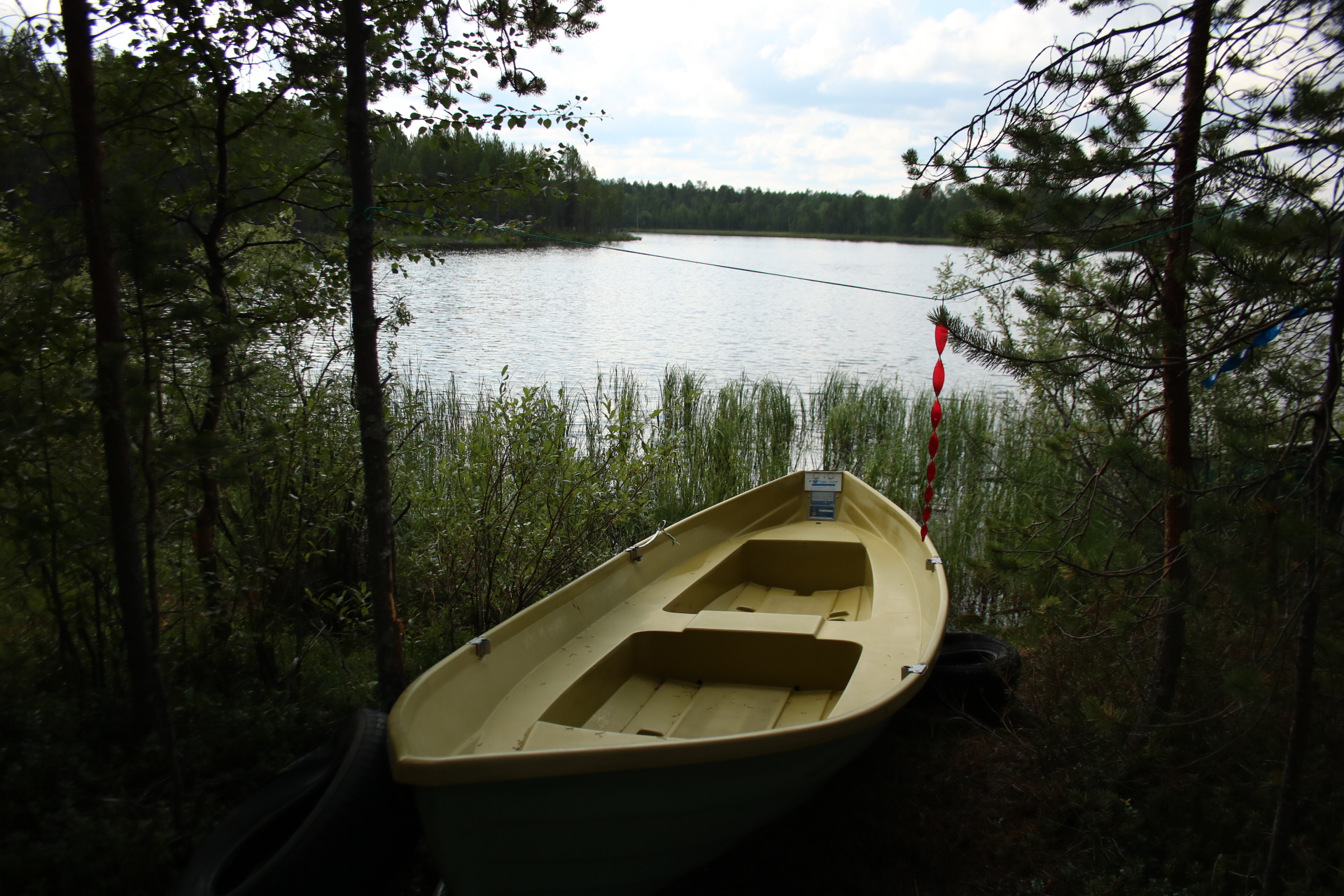 Ruderboot an Land und See im Hintergrund