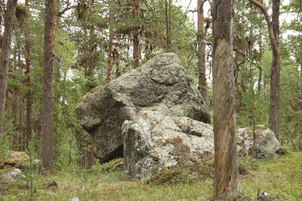 Findling - Wanderung zur Kirche von Pielpajärvi