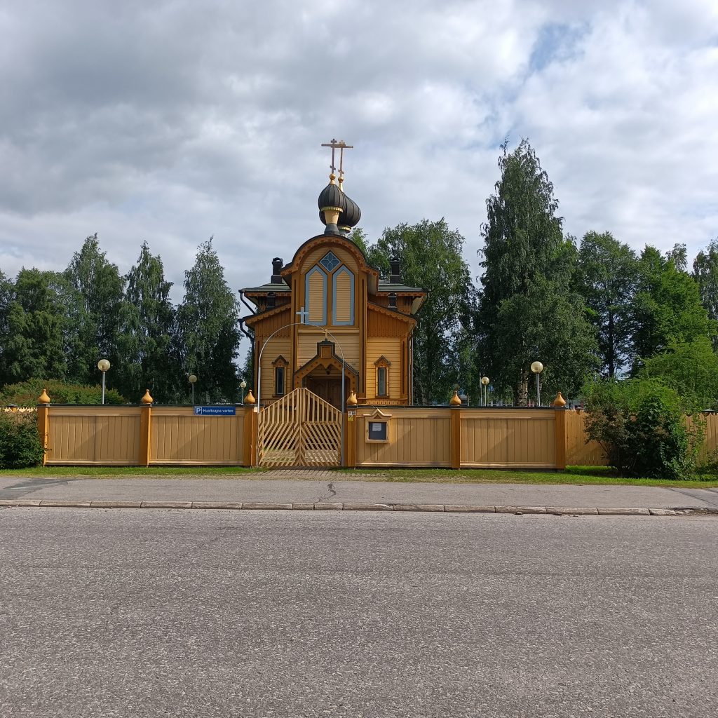 Straße und dahinter Ortodoxe Kirche