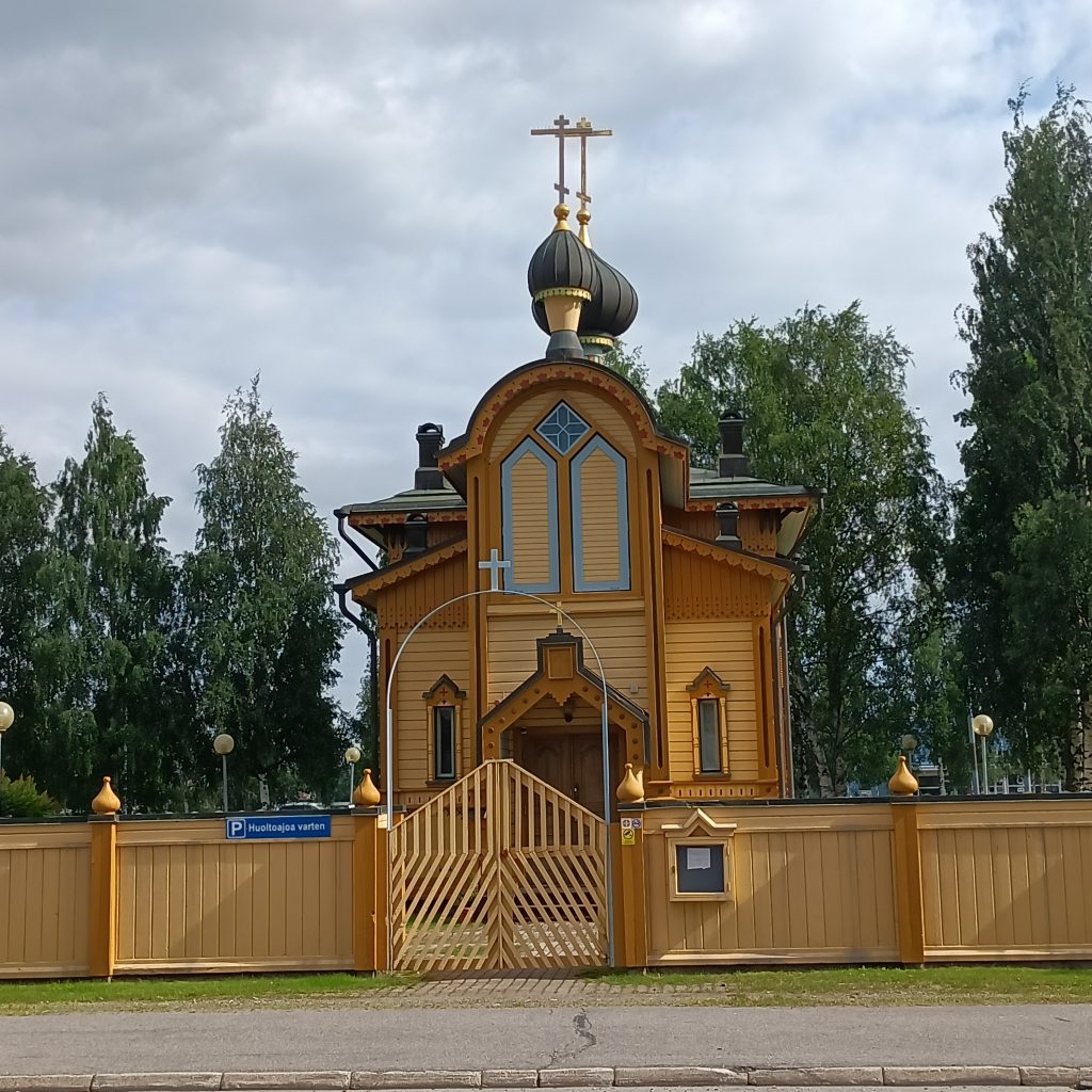 Gelbe Kirche aus der Nähe