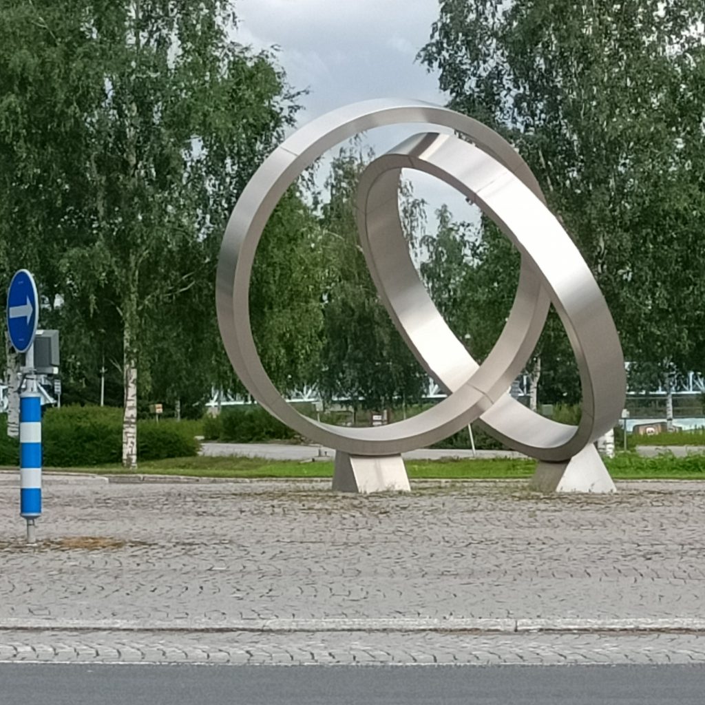 Zwei große miteinander verbundene Silberringe in Tornio