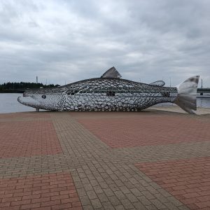 Ror weiß gefließter Platz mit Lachsdenkmal im Hintergrund
