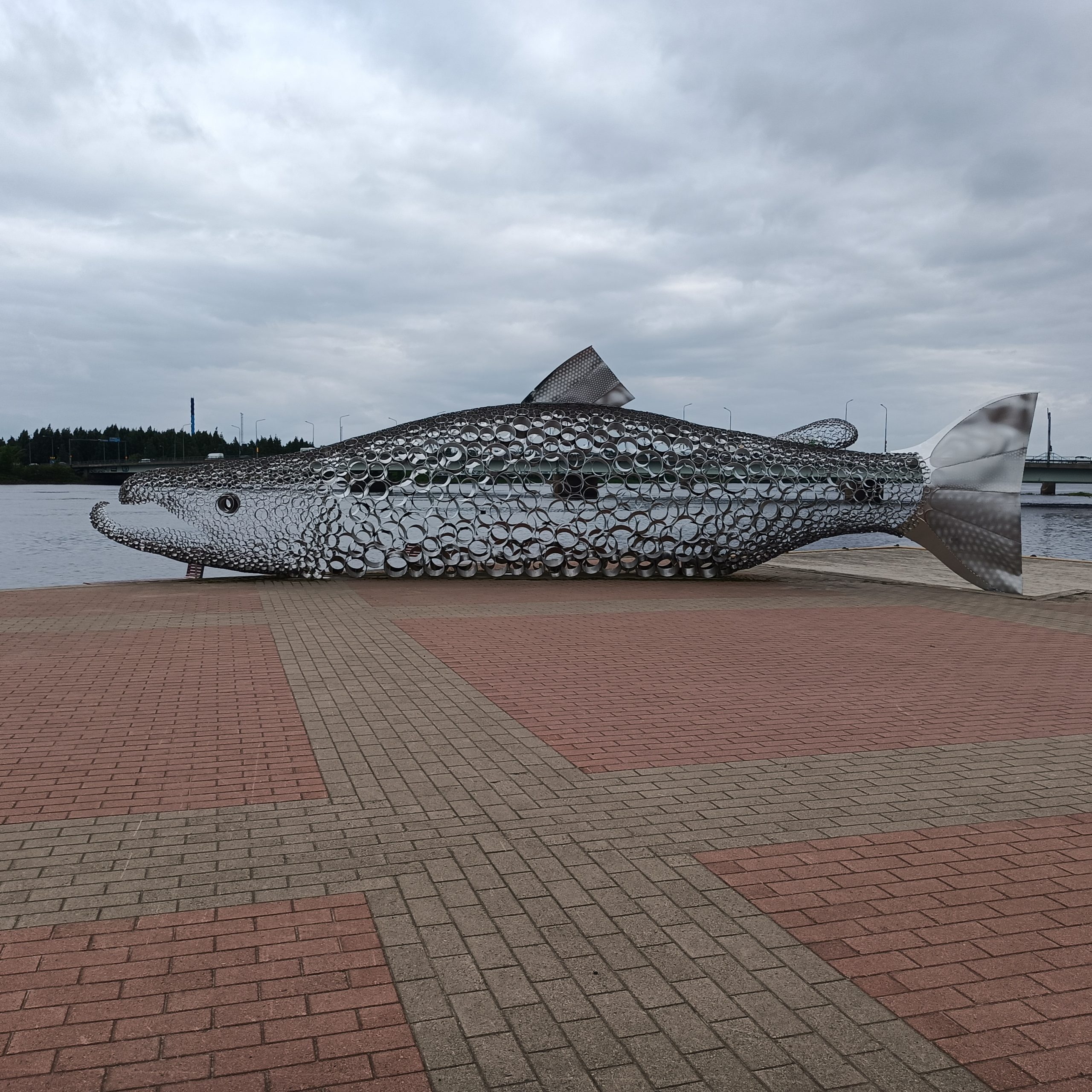Ror weiß gefließter Platz mit Lachsdenkmal im Hintergrund