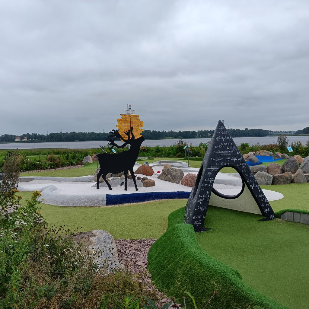 Blick auf ein paar Minigolfbahnen