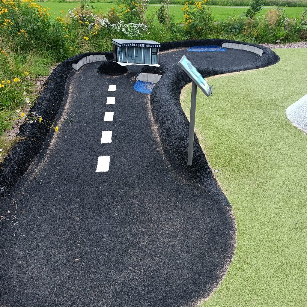 Minigolfbahn als Straße mit Gebäude