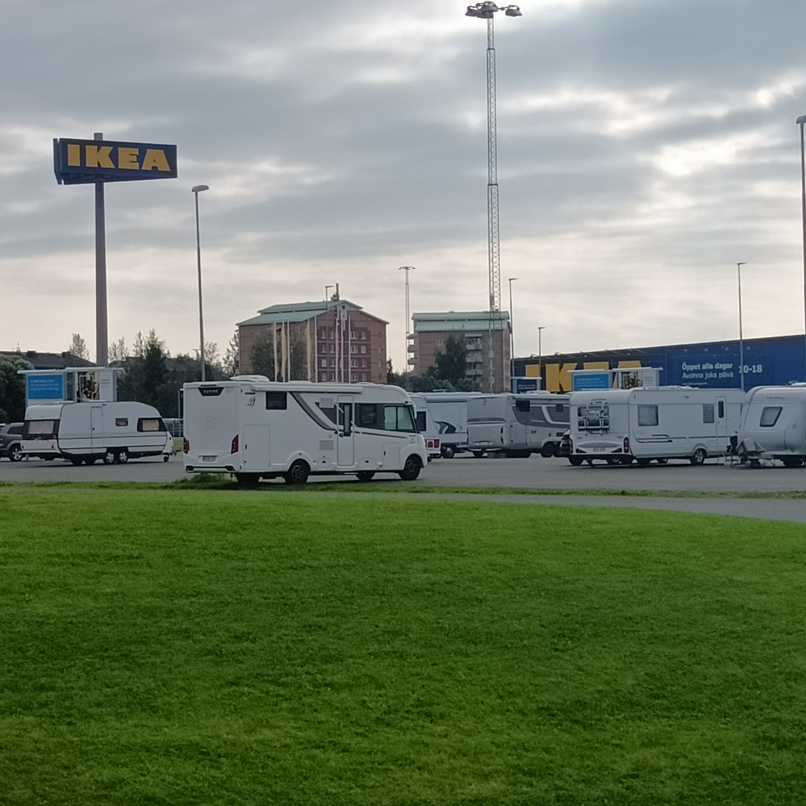 Camper vor IKEA zum Einkaufen in Schweden