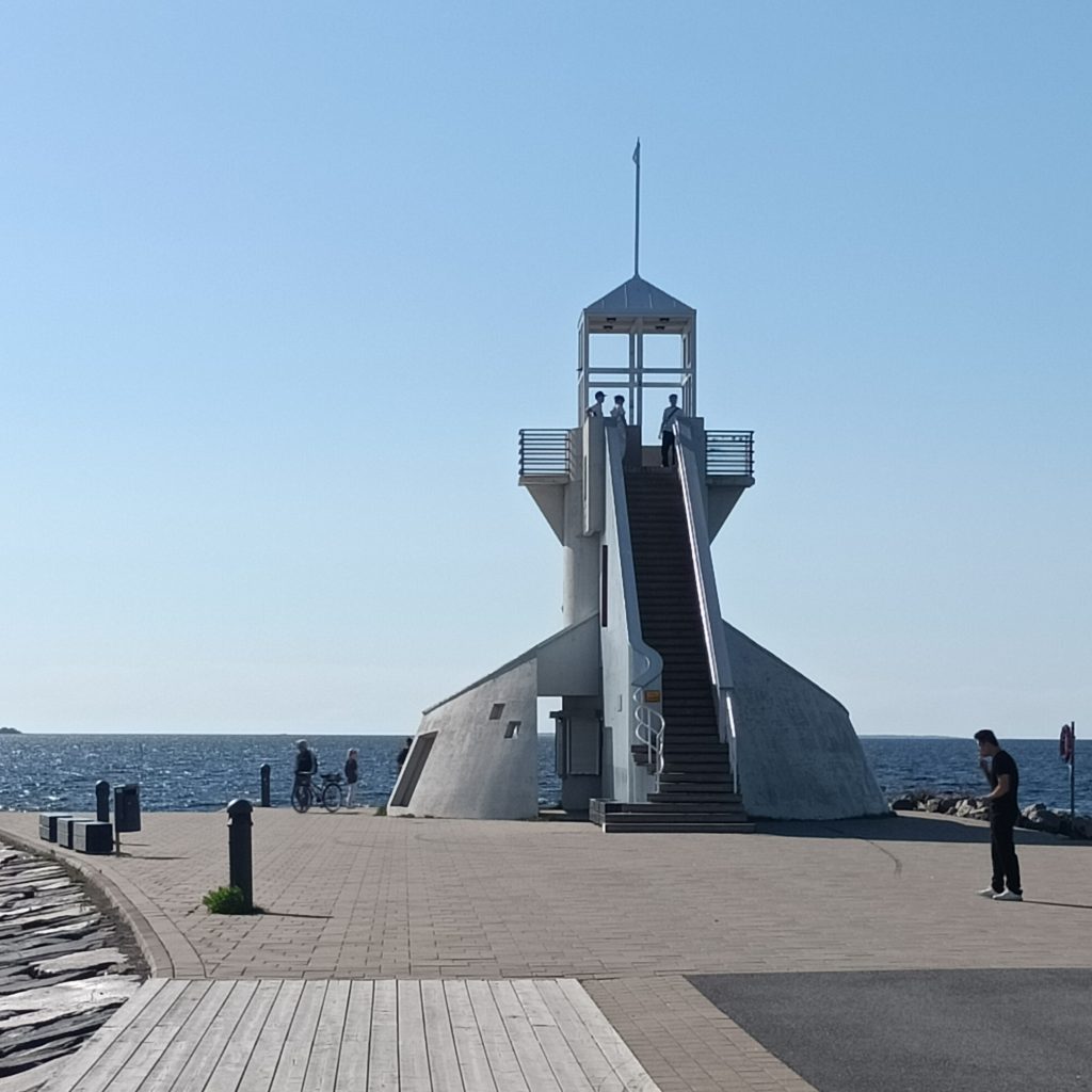 Gepflasterter Weg mit Aussichtsturm