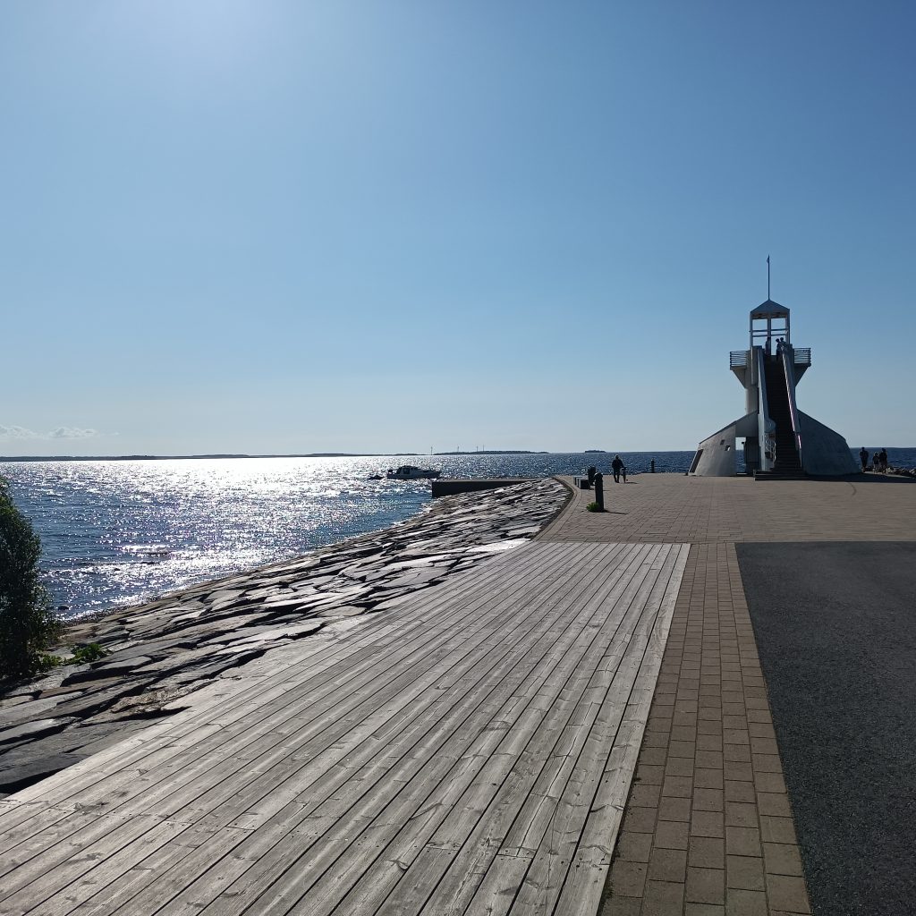 Promenade zum Aussichtsturm und Ostsee