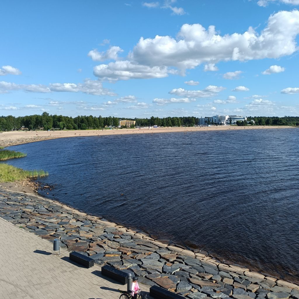 Vorne Promenade und Meer im Hintergrund Strand