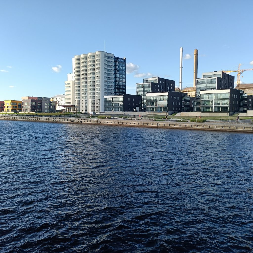 Wasser und dahinter Hochhäuser