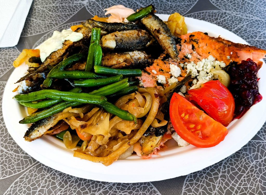 Fischplatte mit Gemüse