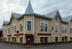 Gelbes Eckhaus in Kokkola Neristan