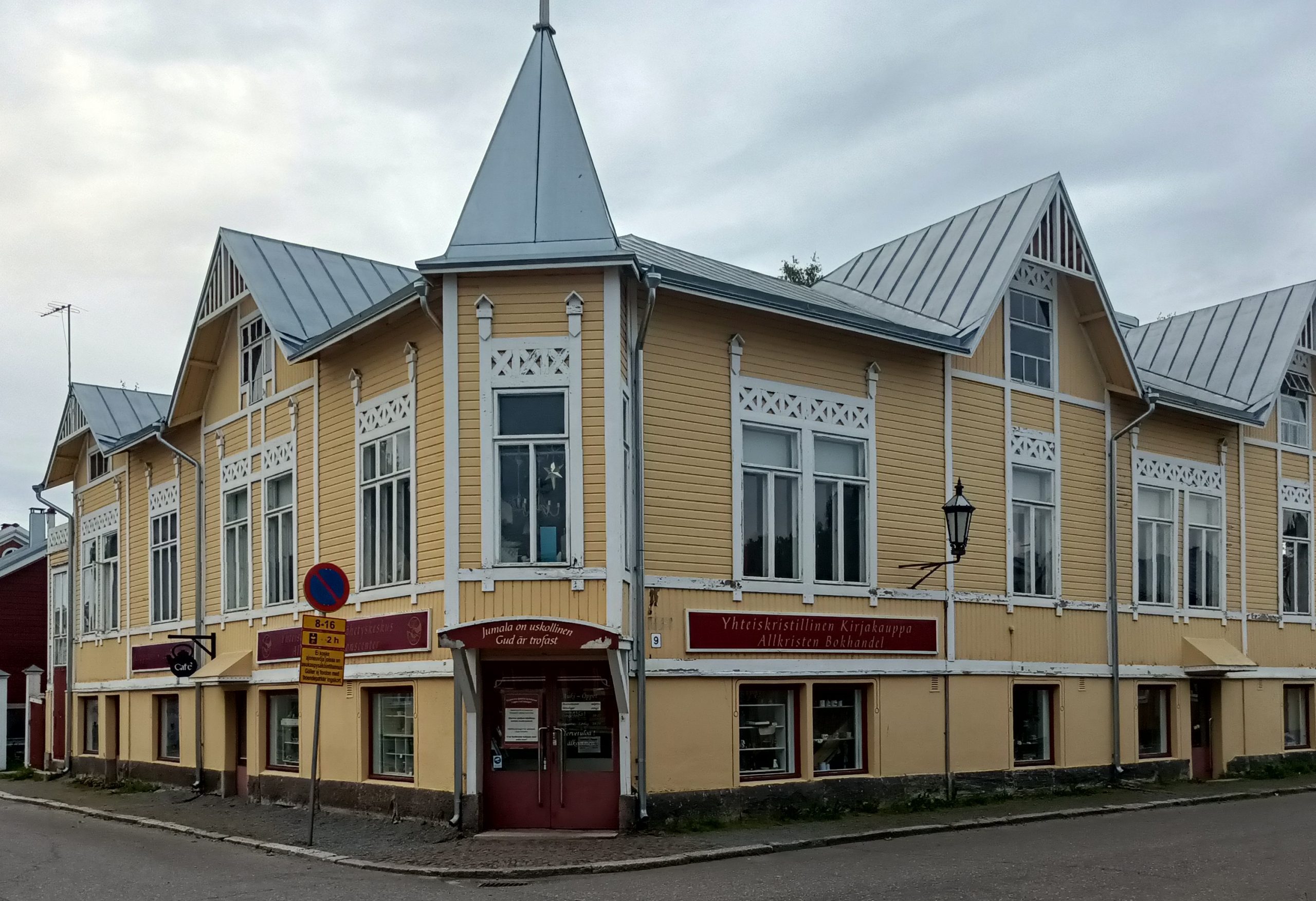Gelbes Eckhaus in Kokkola Neristan