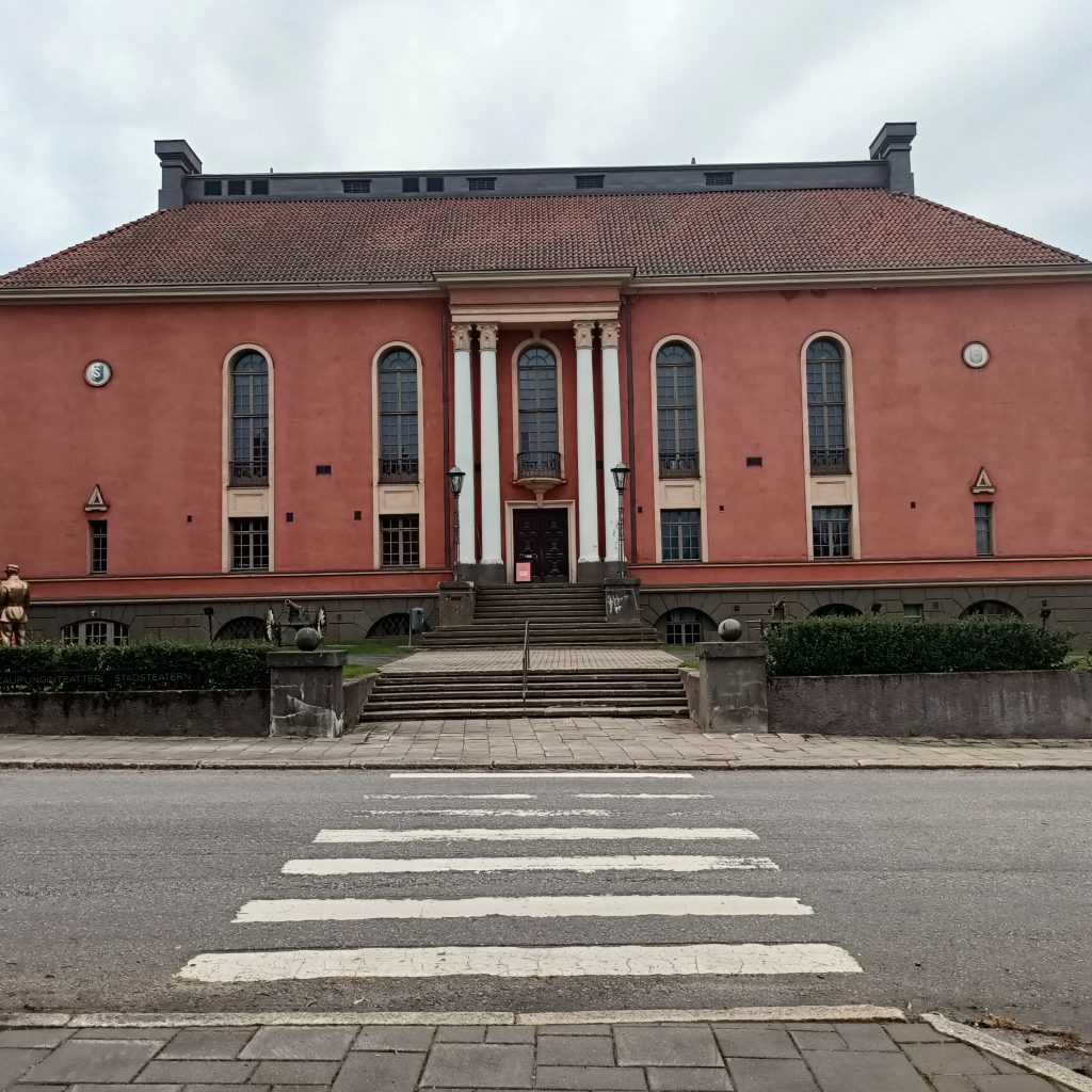 Straße mit Zebrastreifen vor Stadttheater