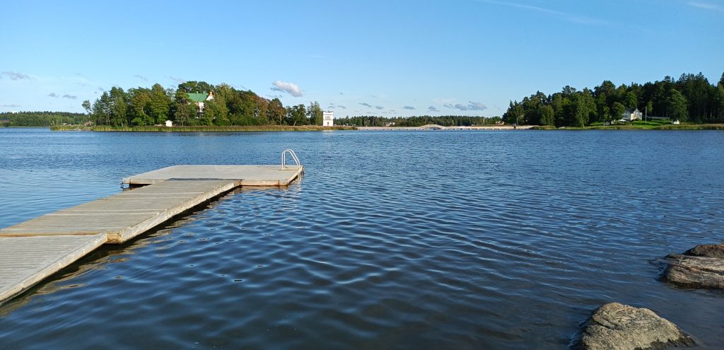 Steg links ins Wasser