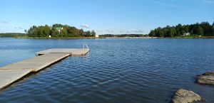 Steg links ins Wasser