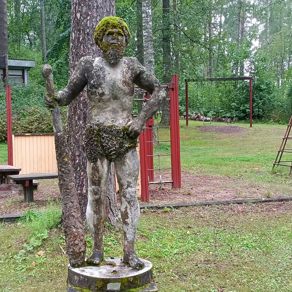 Steinfigur mit grünen Haaren