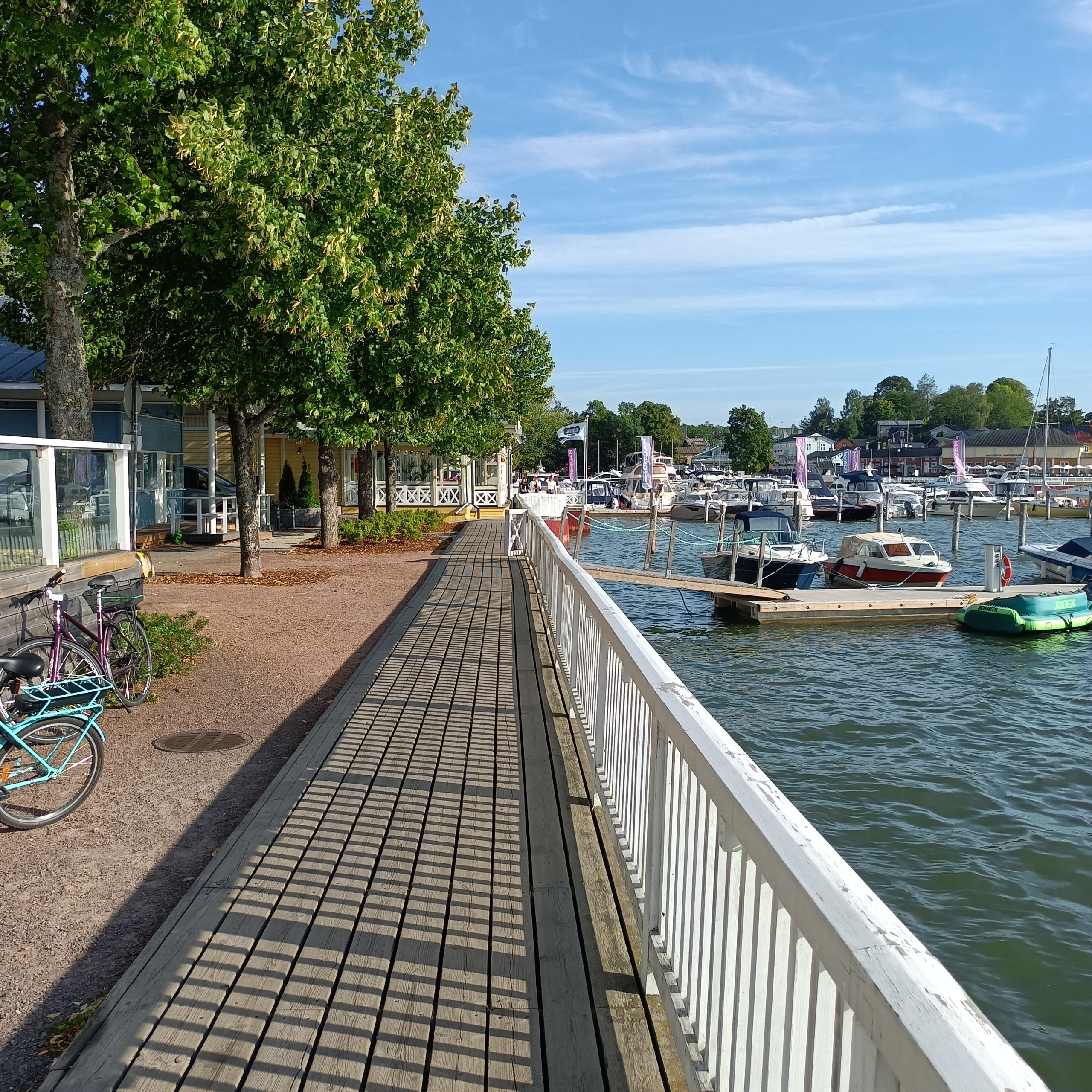 Uferprominademit Schiffen in Hafen