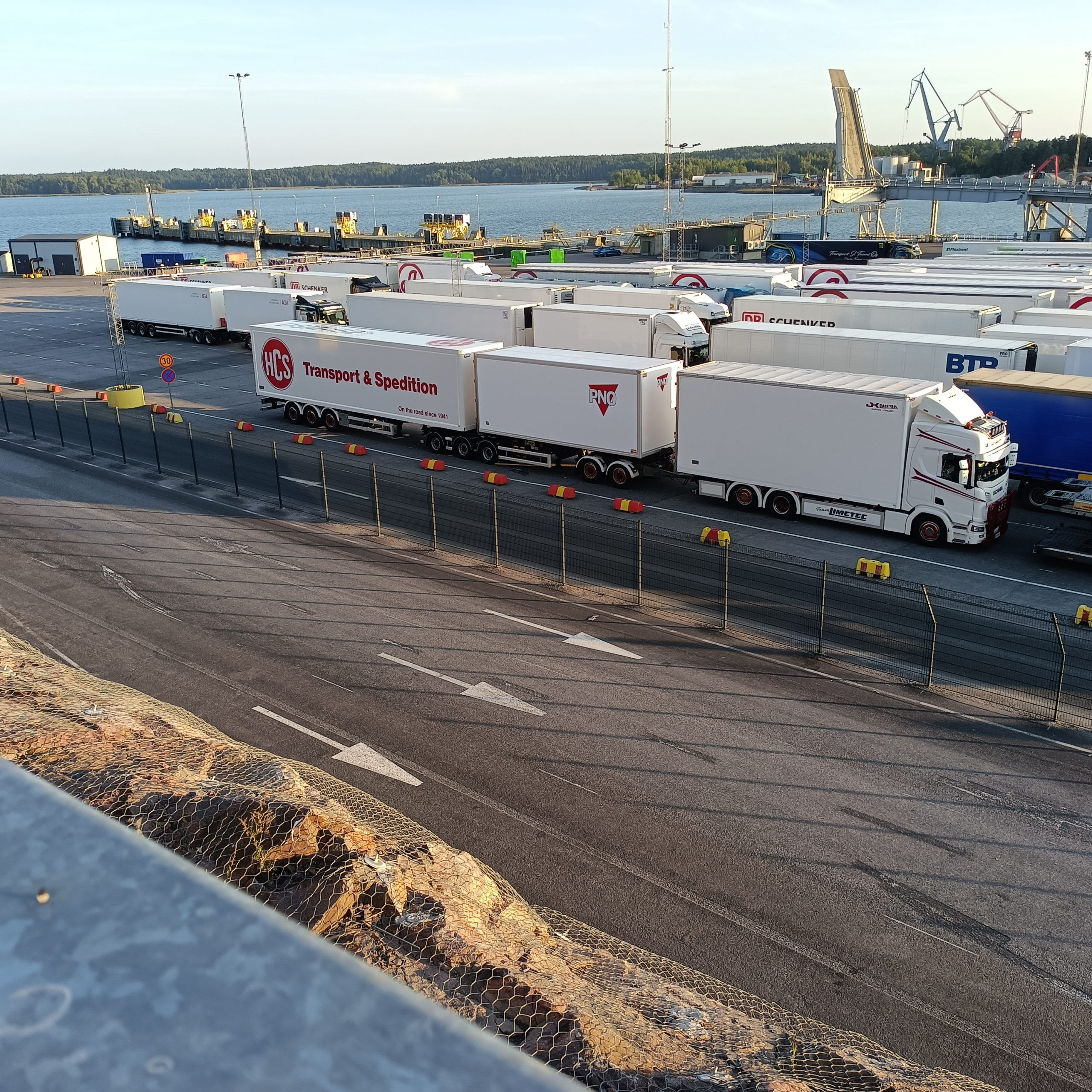 LKWs am Fährterminal