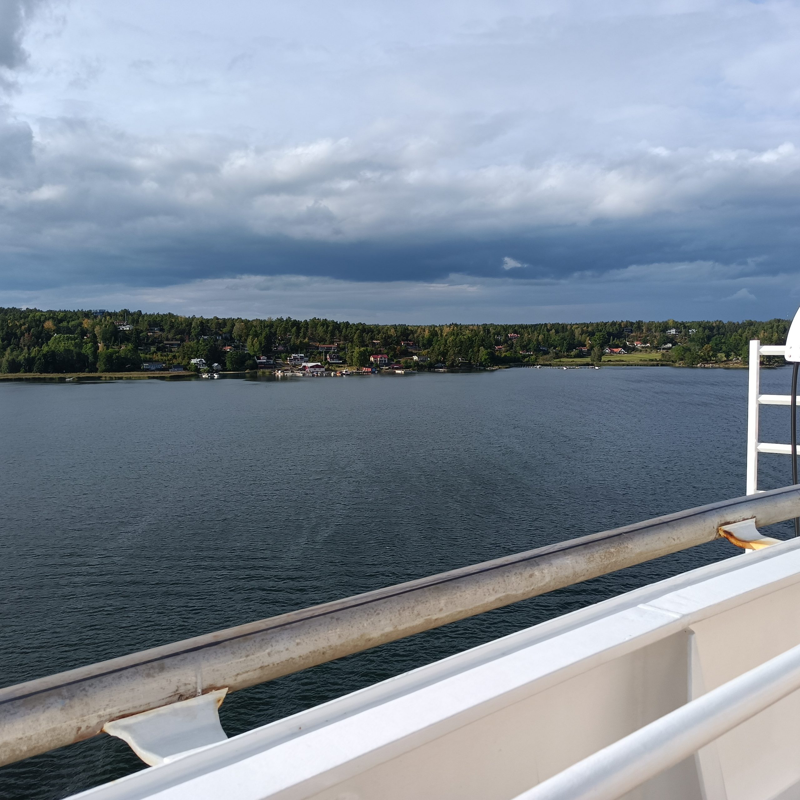 Reeling in Vordergrund und Wasser mit Ufer von der Fähre von Turku
