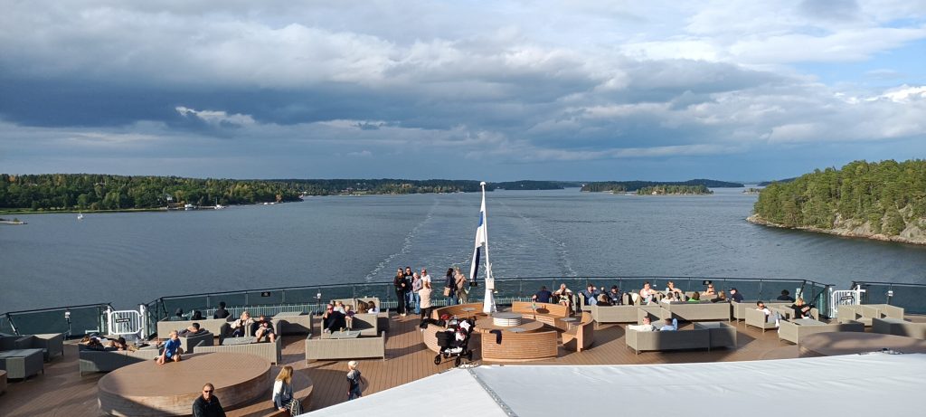 Blick auf das Unterdeck bei Sonne mit Menschen