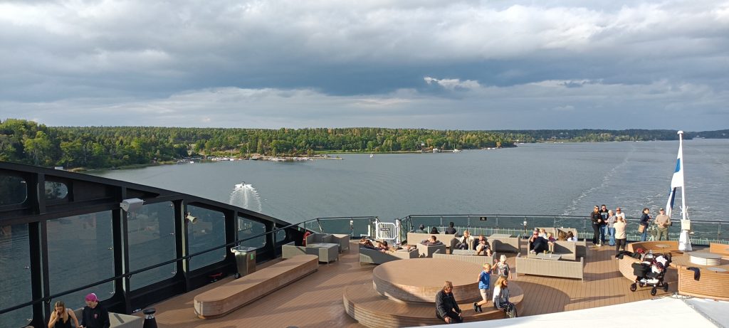 Blick von Oberdeck auf die Ostsee mit Schäreninsel