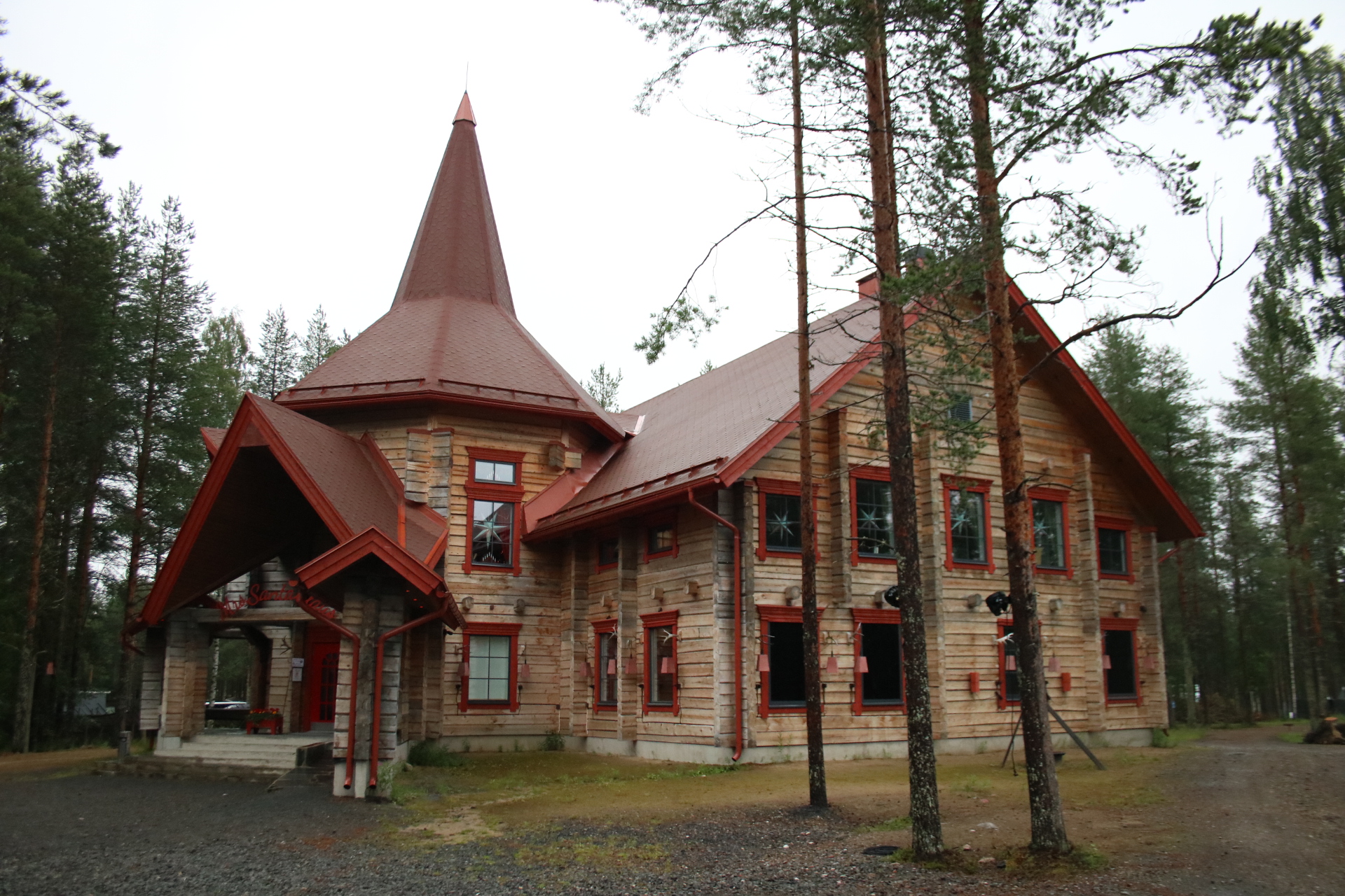 Holzhaus mit roten Dächern - Rovaniemi Santa Village