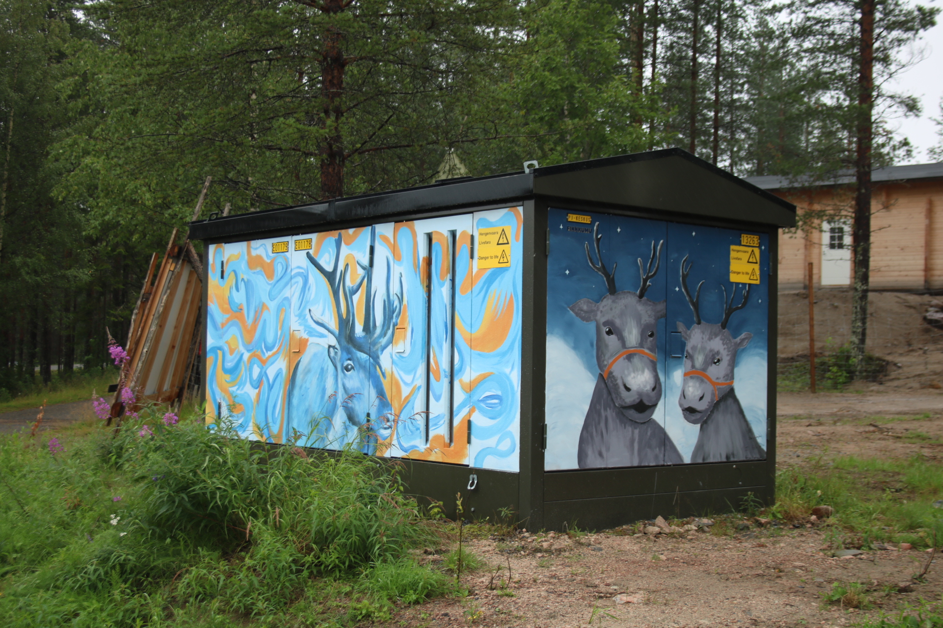 Haus mit Graffitis - Rentiere