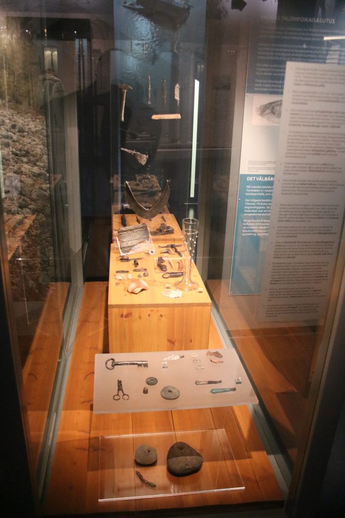 Fundstücke in einer Vitrine