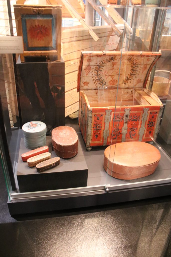 Weitere Ausstellungsstücke - Schachteln